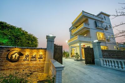 【东城里】7房12床、花园温泉♨️、泳池、无限时KTV包厢、明火烧烤、麻将、乒乓球、羽毛球、烤全羊